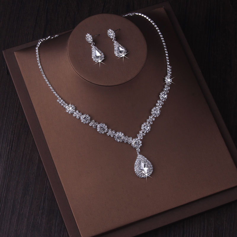 Modisches Brautaccessoire-einstellen bestehend aus einer Halskette und einem Paar Ohrringe. Neues Hochzeitskleid, Kleideraccessoires, Hochzeit