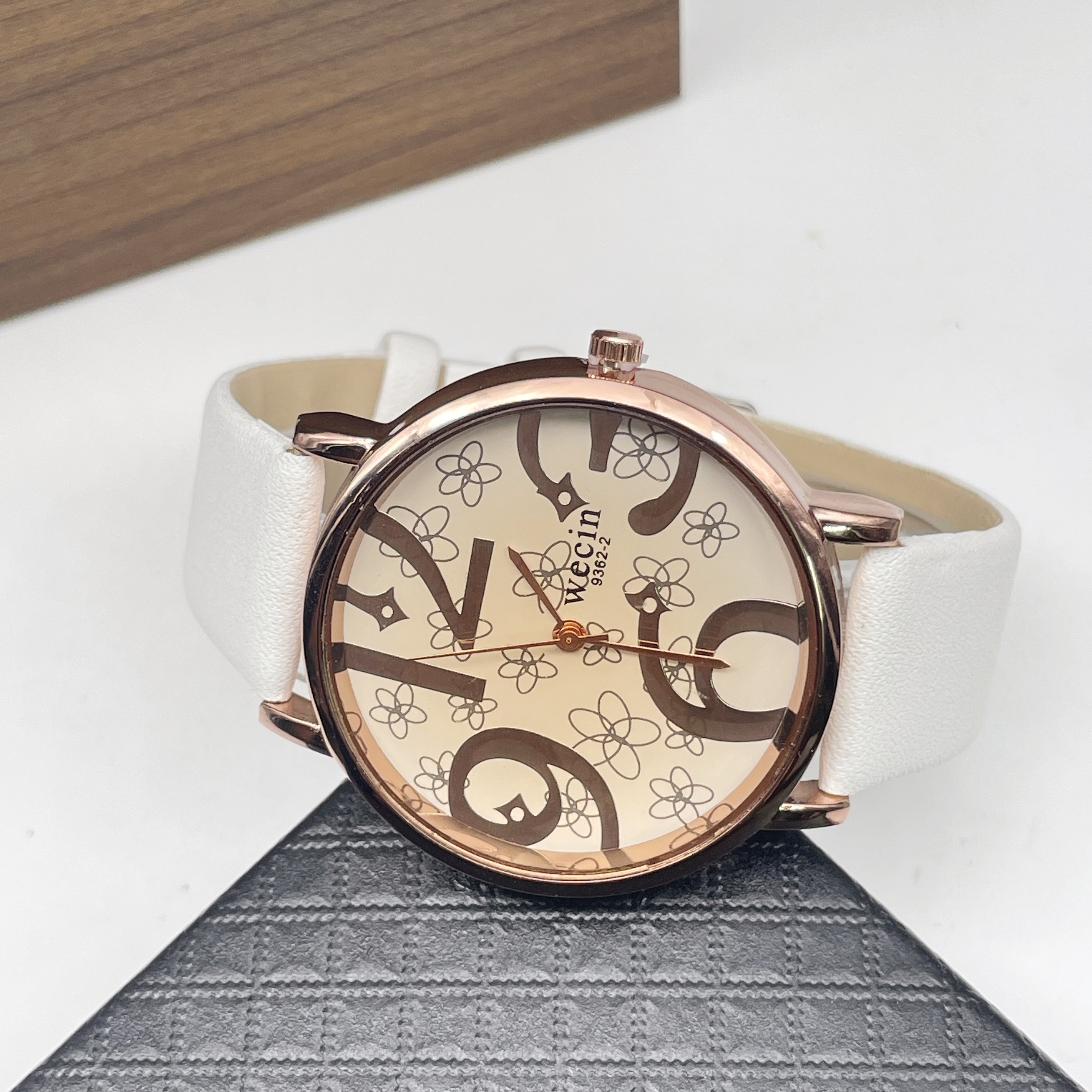 Reloj con estampado de leopardo de personalidad para mujer, reloj de con esfera de fuente creativa,