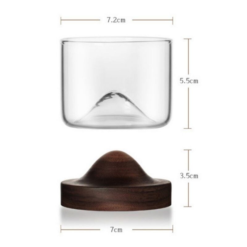 Hjemmekjøkken whiskyglass fjell trebunn vin gjennomsiktig glasskopp til whisky vin vodka bar klubb