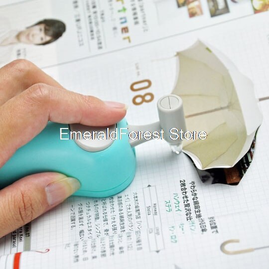 The curve can also cut the paper cutter smoothly. Japanese prize stationery, safety cutters.