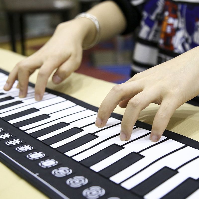 Varios estilos portátil 49 teclas rollo de silicona Flexible Up Piano teclado electrónico plegable para niños