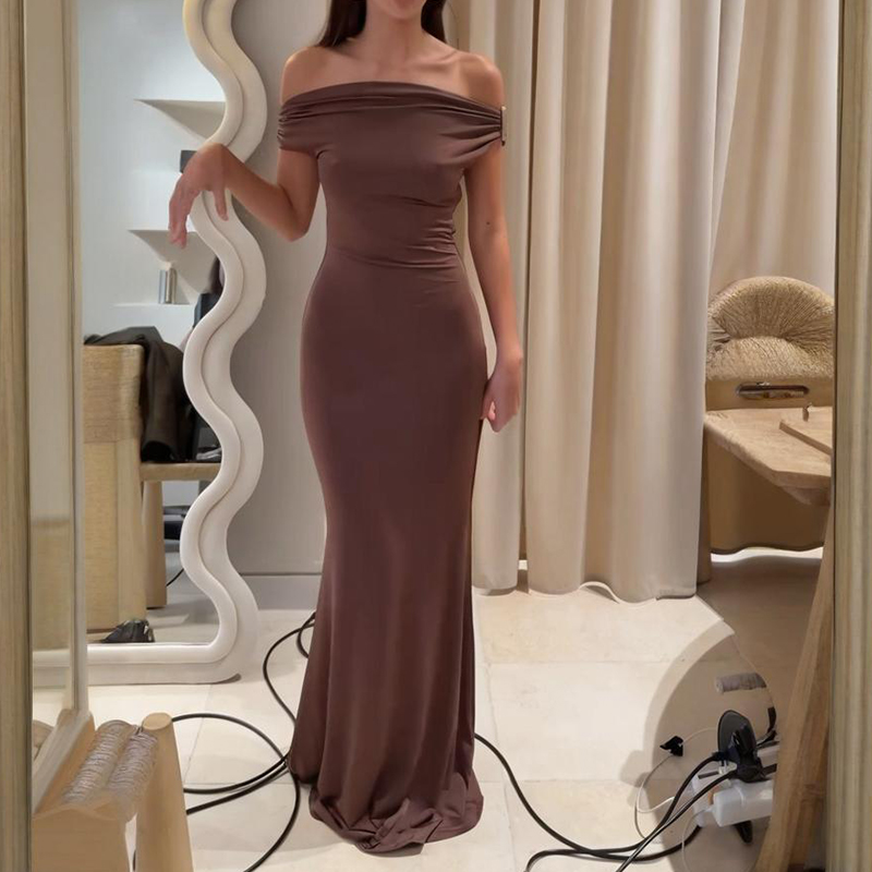 Fransk stil omlottklänning i höfter och smal enfärgad bankettlång klänning med snedskuren krage och off-shoulder-krage