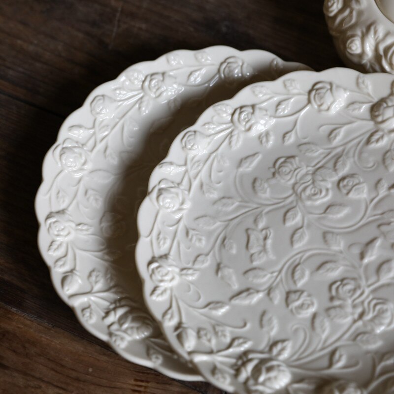 Plato de cerámica con borde ondulado para carne, vajilla con flores en relieve, plato Simple para ensalada, postre, taza de café de porcelana blanca