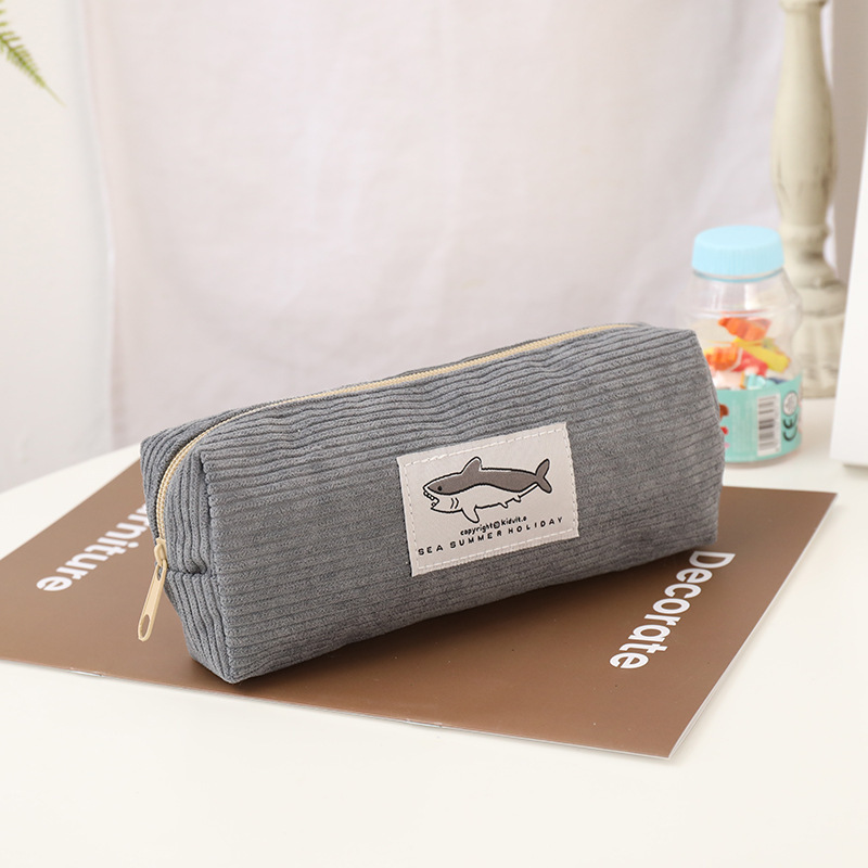 Estuche para lápices de pana bonito, estuche para bolígrafos con bordado de tiburón pequeño, para niñas y niños, suministros organizadores de papelería para escuela y oficina: Gris oscuro
