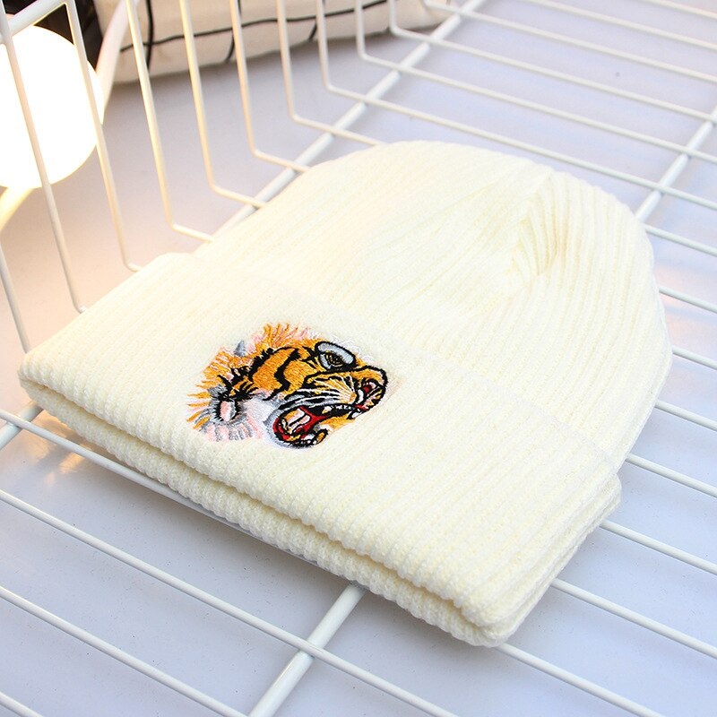 Broderi tiger ski hatte strikkede huer til mænd til kvinder strikket vinter hip hop stil hat unisex hue: Hvid