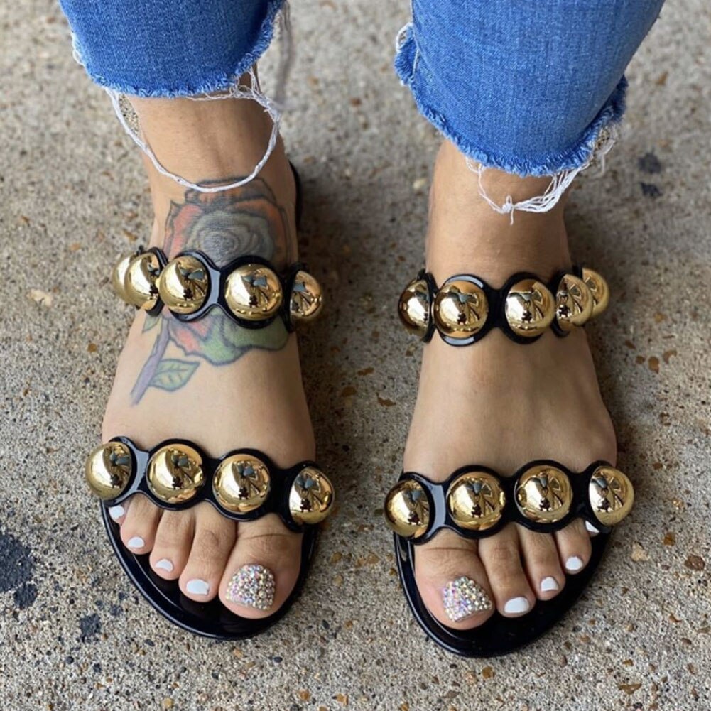 Karinluna platta klackar sommar tofflor kvinna skor slip on bekväm metall dekoration bekväma dam tofflor: Svart / 7.5