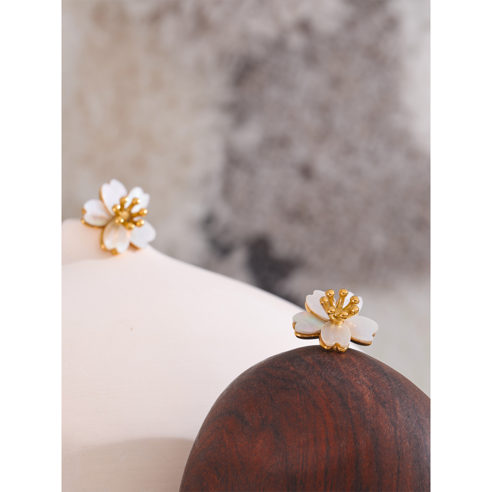 Yhpup natuurlijke schelp bloem gouden dagelijkse oorknopjes voor vrouwen voorkomen allergie roestvrij staal prachtige sieraden