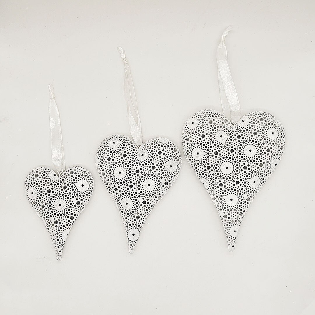 Metal Hollow Pattern Love Heart Wall Hanging Metal Crafts Wedding Props Valentine's Day Party Decoration Home Decor Ornaments: white 1pc / S 10x8x1.5 cm