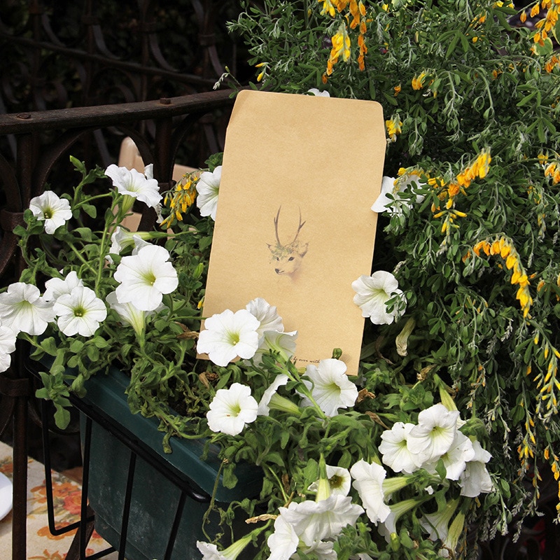10 stk / sæt retromalet blomsterhjorte kraftpapirkonvolutter simpel retro dekorativ lille papir kuvert 16 x 11cm