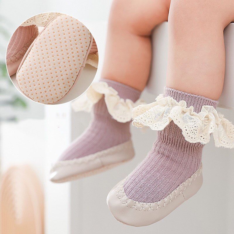 Calcetines con suela de cuero antideslizante para niña, zapatos y calcetines para bebé, medias de encaje para niña pequeña, de princesa, novedad, Otoño e Invierno