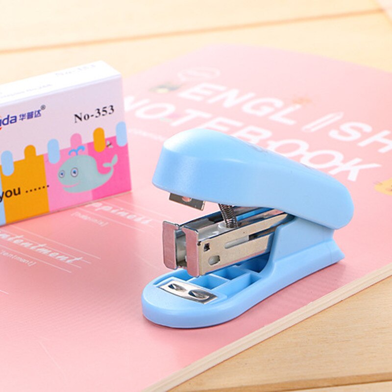 1 pc cor aleatória pequeno grampeador portátil material escolar em casa grampeador manual sem esforço para o presente dos artigos de papelaria do estudante das crianças
