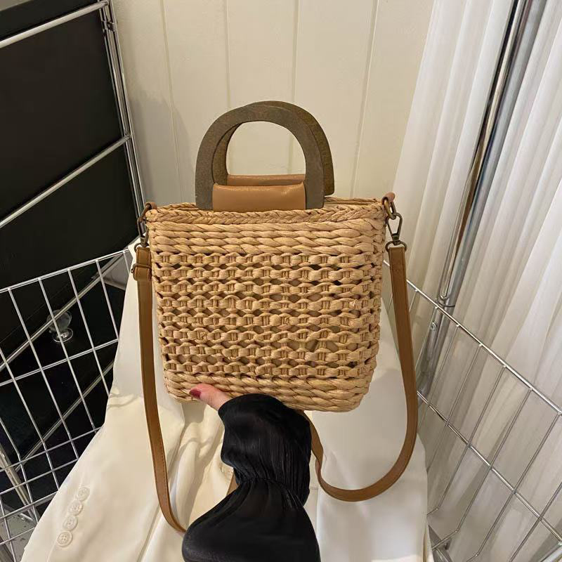 Handbediende geweven tas met houten handvat Zomer Cool Nieuw licht Luxe Mode Strand Vrije tijd Reizen Crossbody Handtas Schoudertas