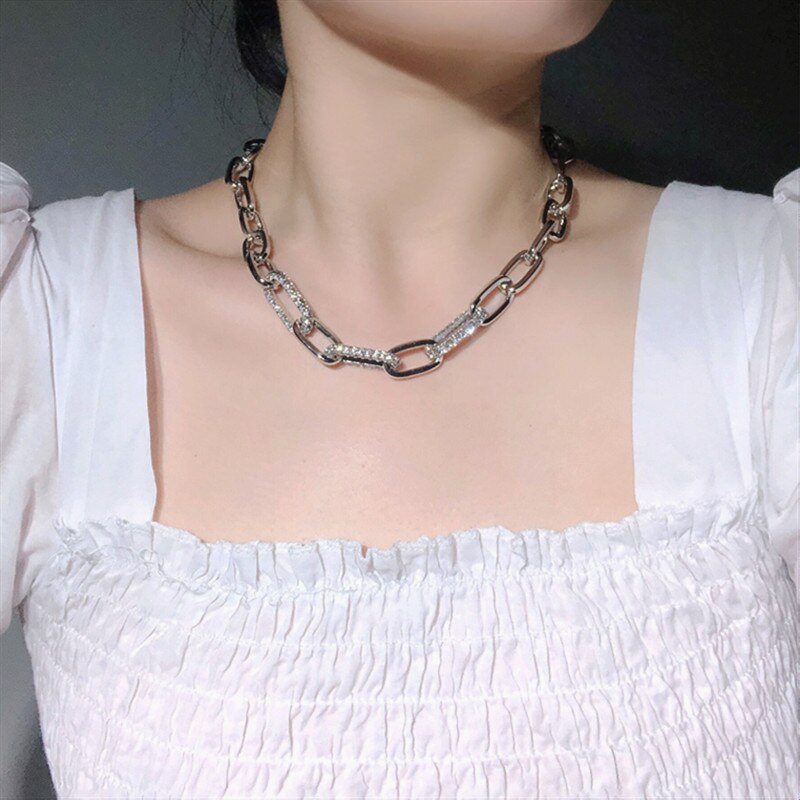 HUANZHI 2020 Nova Moda de Metal Geométrica Cadeia Ampla Flash Rhinestone Punk Clavícula Cadeia Colar De Cor Prata para As Mulheres de Jóias