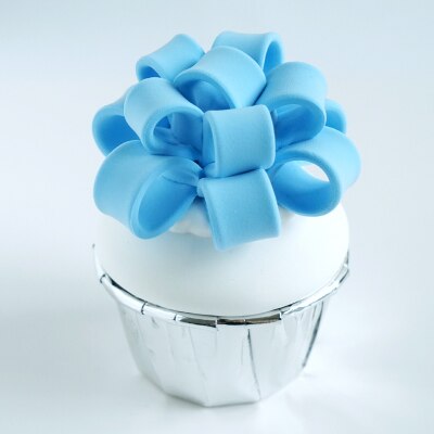 Fondo de simulación de fondant pastel azul cielo cupcake adorno de de cumpleaños para niños: Gris claro