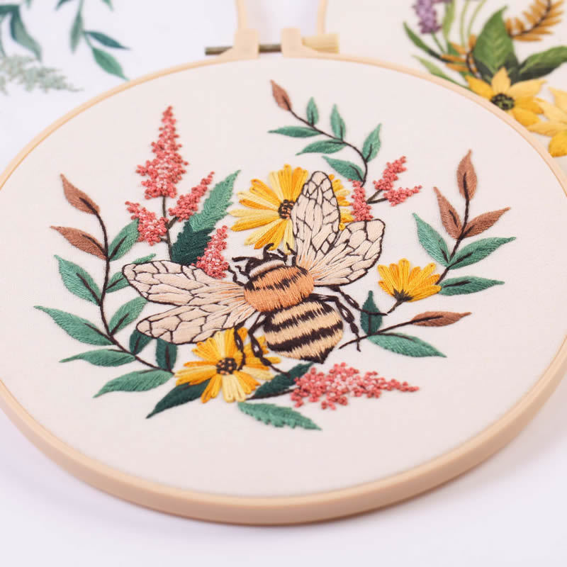 Borduurpakket met bijen en bloemen, geschikt voor beginners, met engelse instructies.