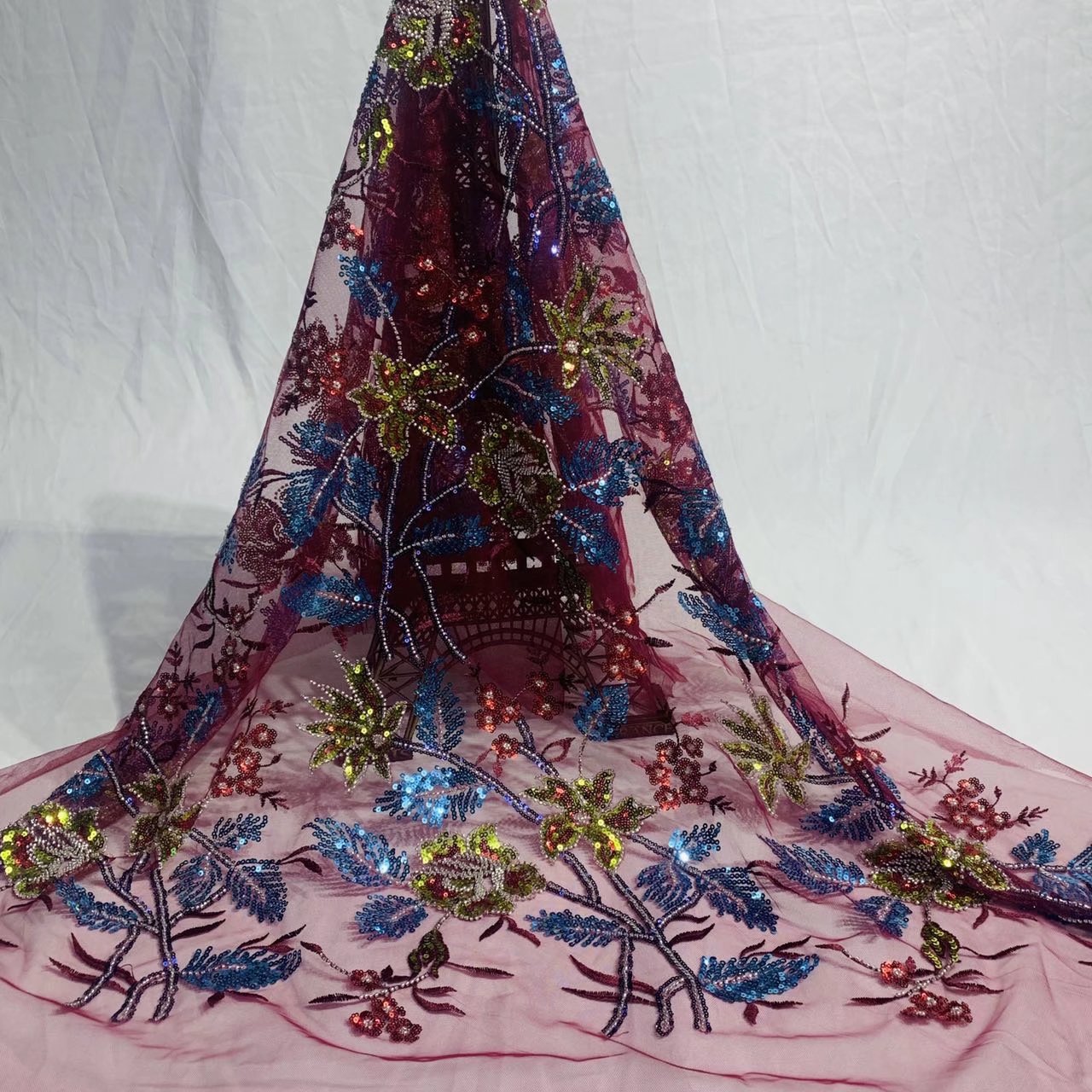 Tissu brodé en maille multicolore à paillettes et perles, 2022: Bourgogne