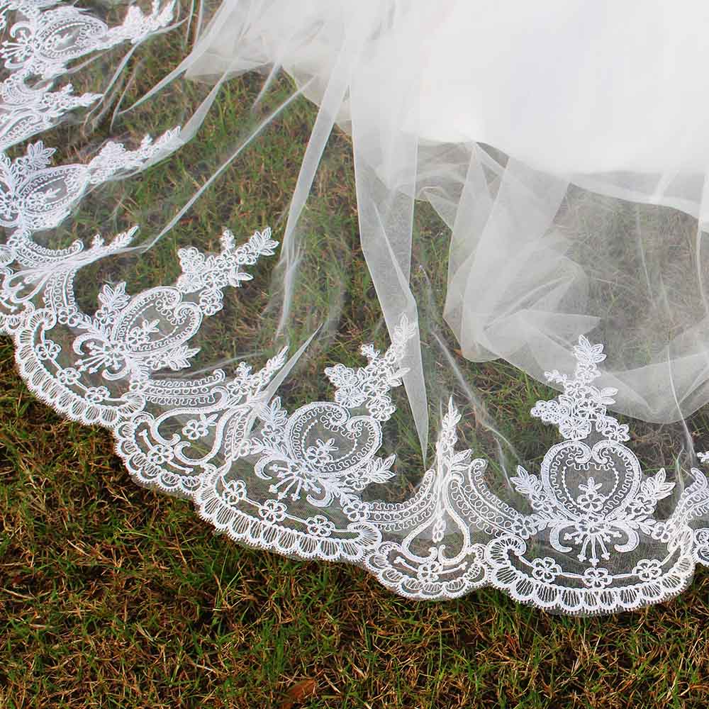 Fotos reales de velos de novia de una capa con borde de encaje, estilo capilla estilo bosque, con peine, largo velo de novia de tul blanco marfil.