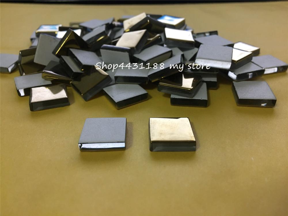 Morceaux Réguliers De Verre De Pierre Colorée Ou De Céramique Connue