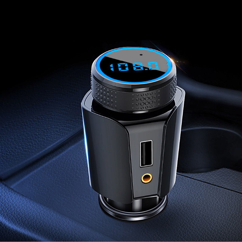 Autoladegerät mit fm-transmitter, sprachnavigation, bluetooth-freisprecheinrichtung, lcd-bildschirm,  mp3- player, schnellladefunktion und usb-smartphone-ladegerät im auto