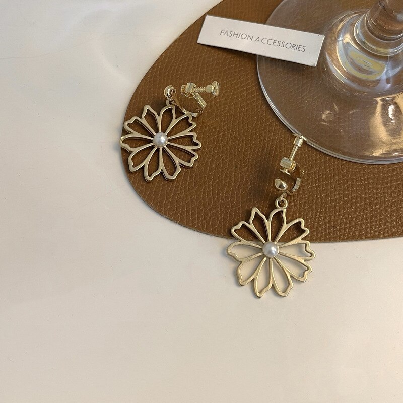 temperament dziurawy płatek kwiatu kolczyki klipsy złoty kolor proste duże kwiatowe nausznice dla kobiet bez przekłuwania uszu biżuteria ucha: clip on earrings