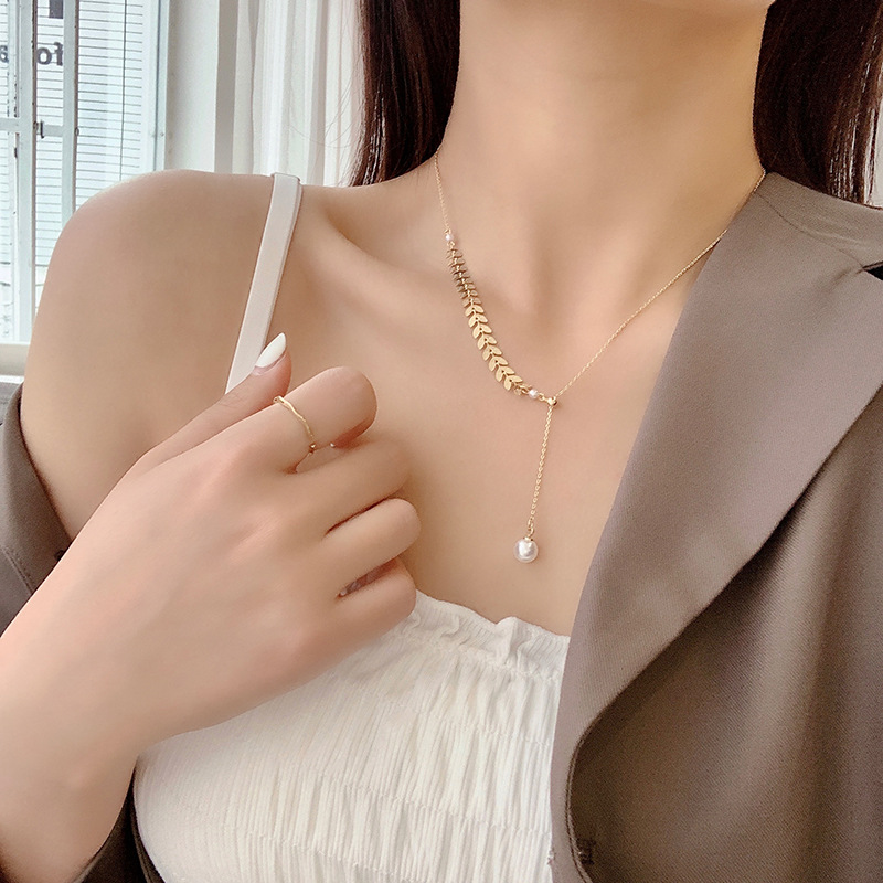 Abito a tre pezzi piccolo design senso grano Spike collana di perle orecchini bracciale set brezza fredda semplice Internet gioielli famosi