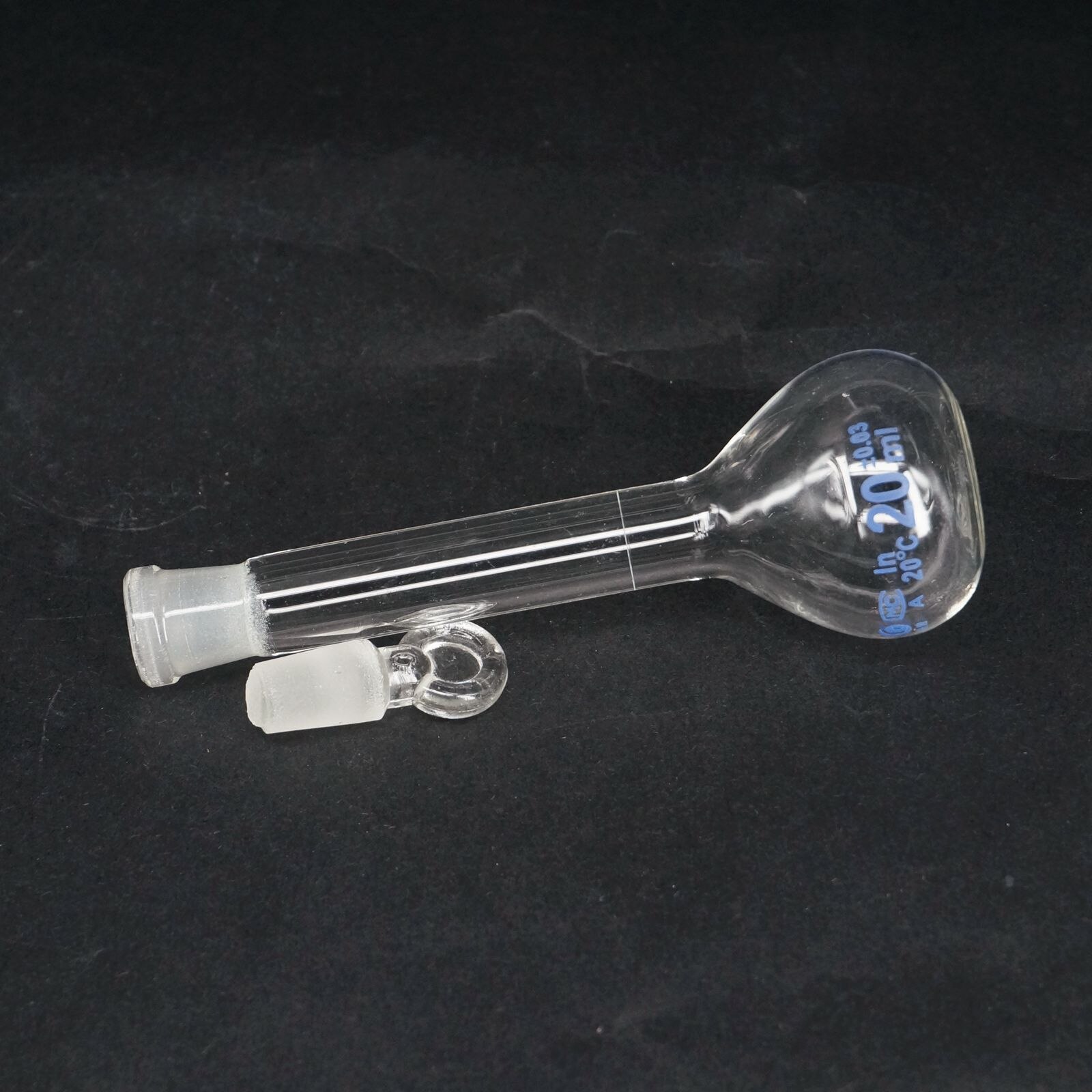 20ml graduou o balão volumétrico líquido de vidro labgiratório com rolha de vidro