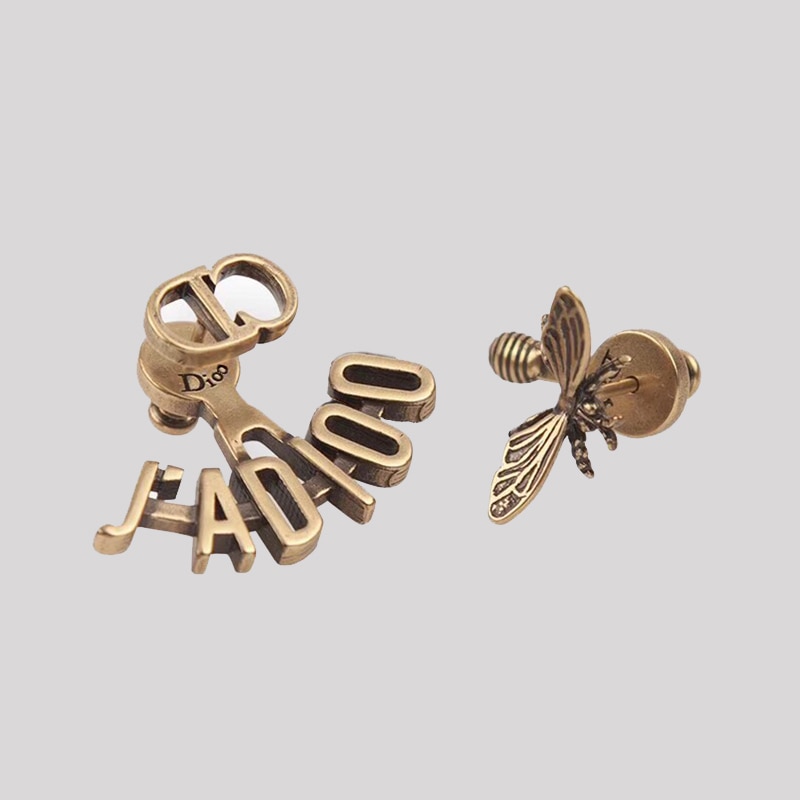 Tendance classique dames rétro laiton petite abeille lettres asymétrique fan boucles d'oreilles à la européenne et américaine boucles d'oreilles