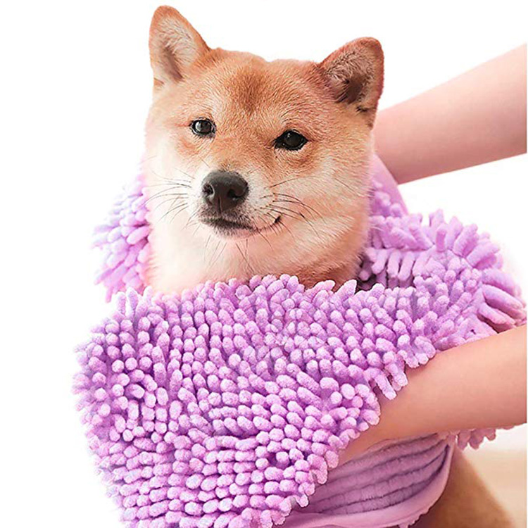 Hundens mikrofiberhåndklæde glat og varmt at røre ved