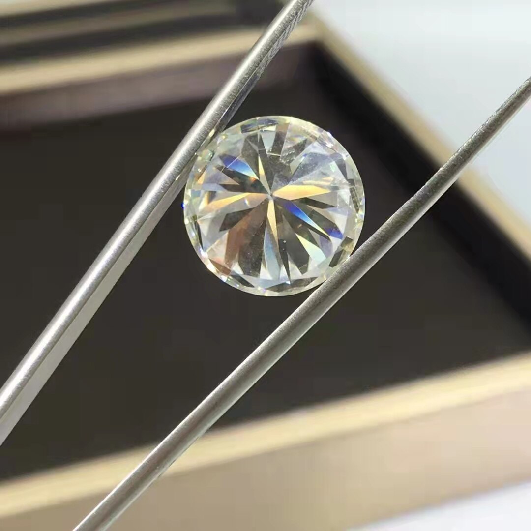 1ct weiße, runde moissanit-rohsteine in der farbe d (vvs) haben Höhle Prüfung bestanden und eignen sich zur herstellung von luxuriösem moissanit-diamant-hochzeitsschmuck.