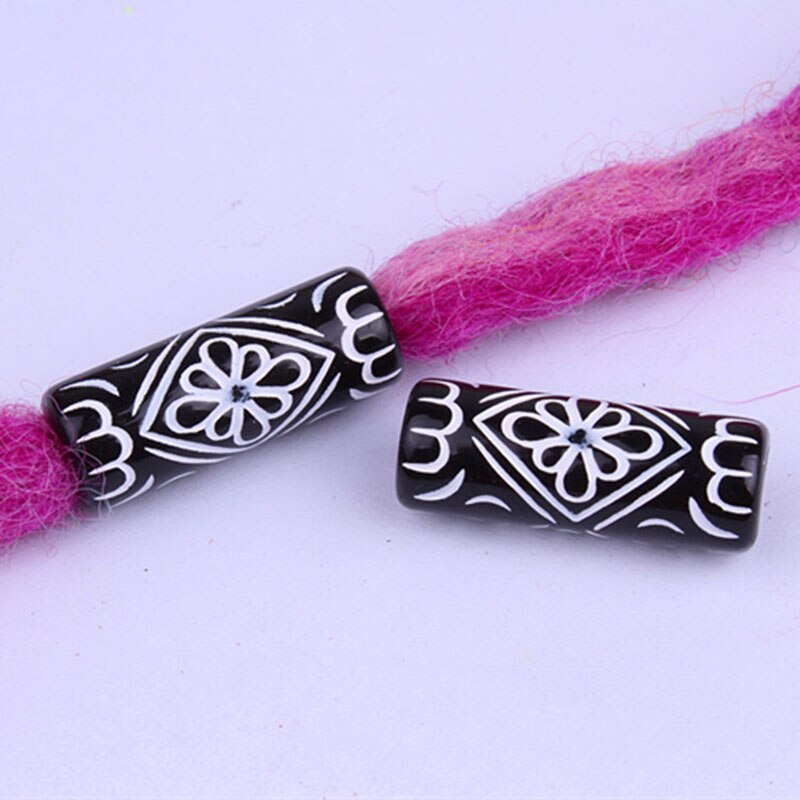 10 stk svart akryl viking hår flette dread skjegg dreadlock perler mansjetter 6mm indre hull hvite utskårne blomster hårtilbehør