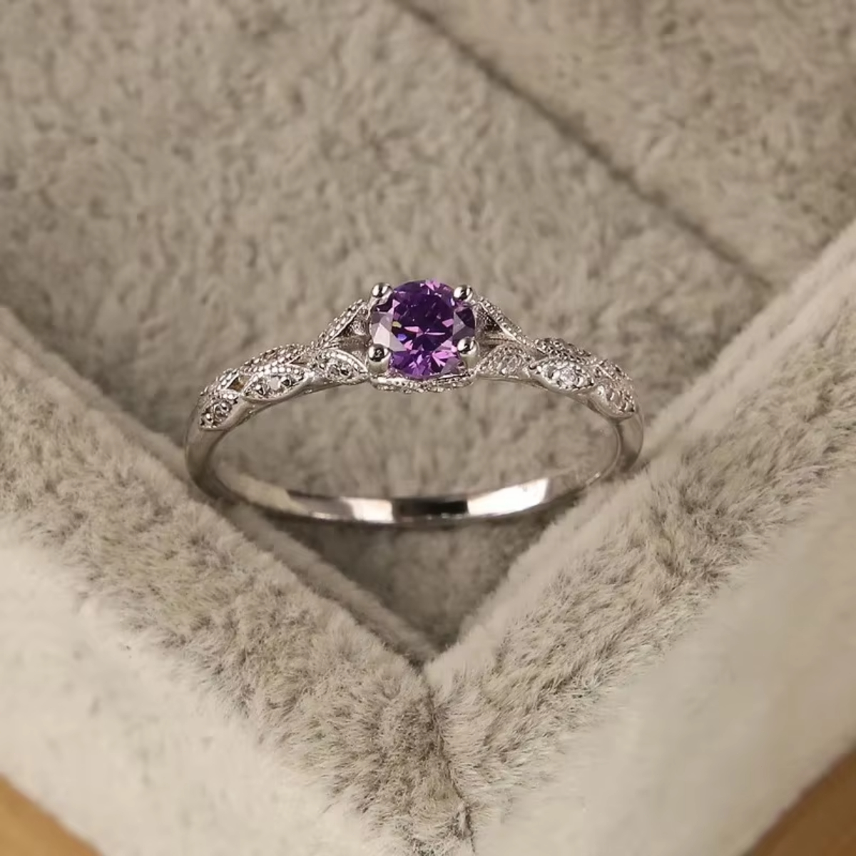 Anillo de plata ligero de lujo con circonita amatista para mujer, anillo con temperamento de gema de simple europea y americana