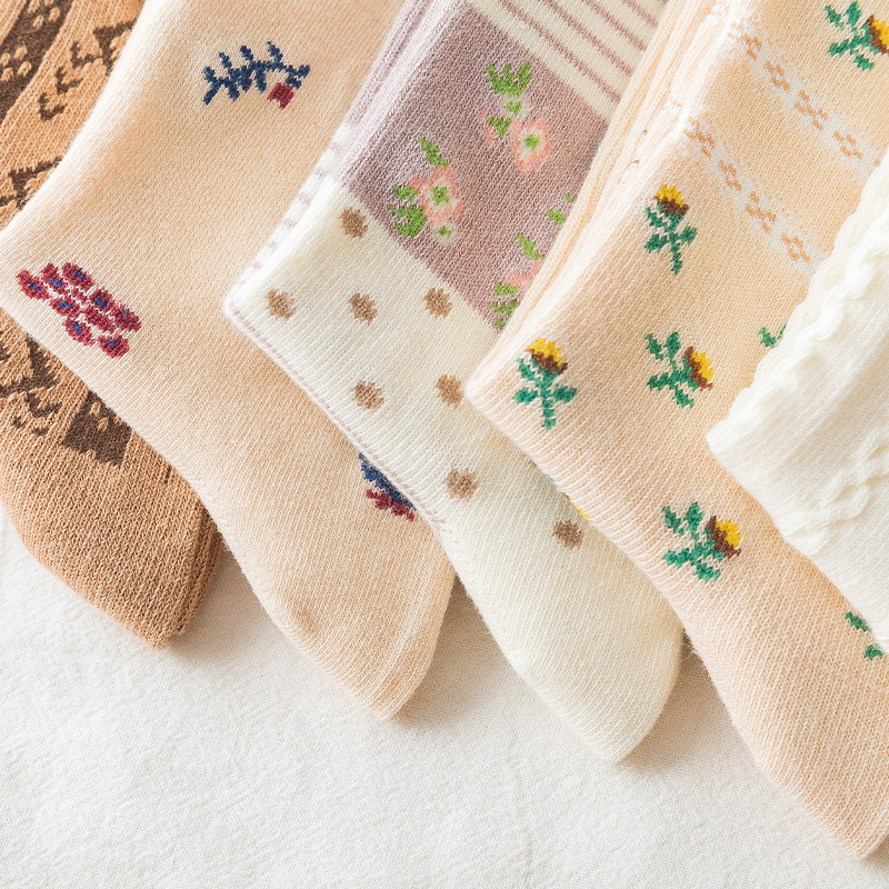 Sarjakuva eläimet kirjonta söpöt naisten sukat japanilaiset kawaii röyhelösukat kukkakuvioiset pitkät sukat jouluvuoteen& #39 #39