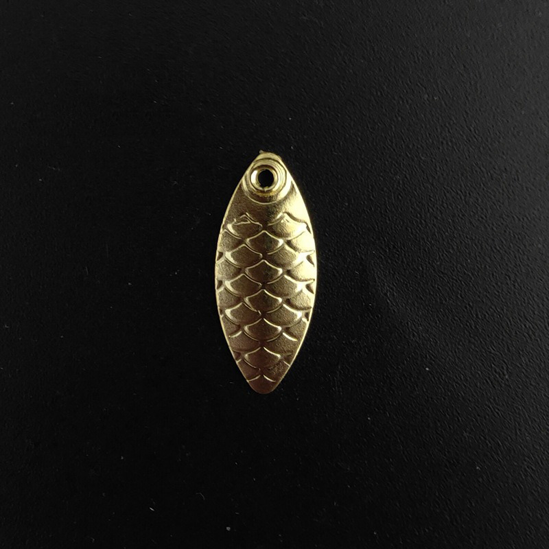 Hoja de señuelo de pesca de Metal 20 piezas, surtido de anillos giratorios de pescado de escamas doradas y plateadas, cuchara de pesca artesanal, accesorio de herramienta de aparejos de cebo: Blanco