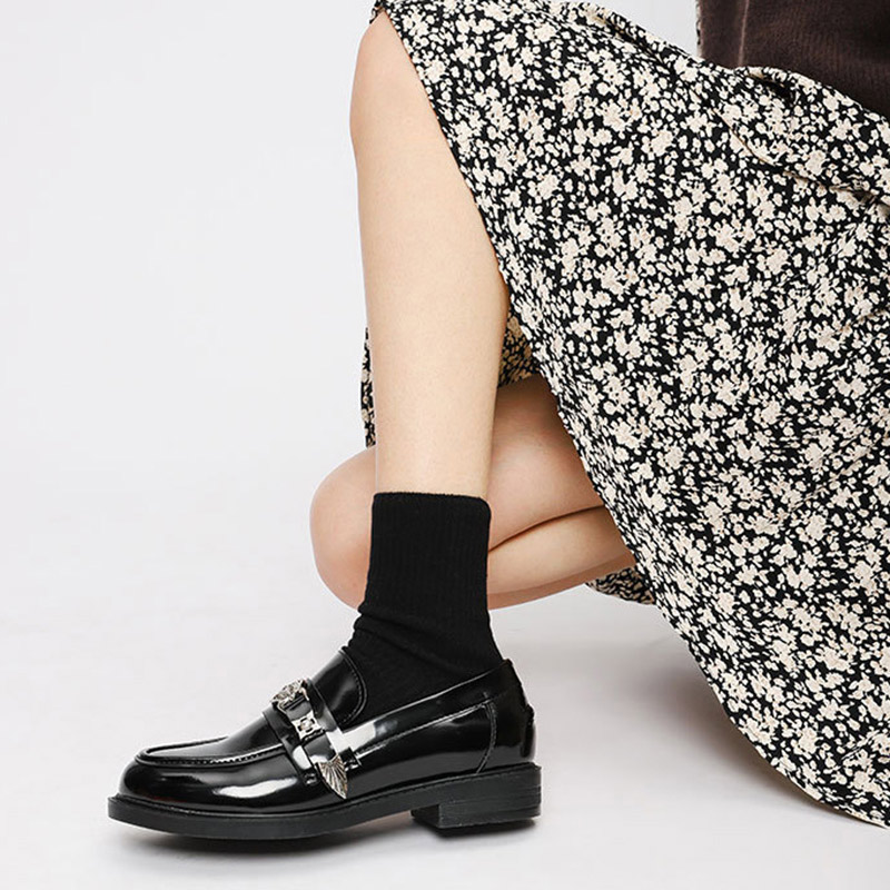 Mocassini con punta tonda nera in stile inglese per donna primavera proprietà scarpe basse femminili con tacco basso in metallo di nuova concezione