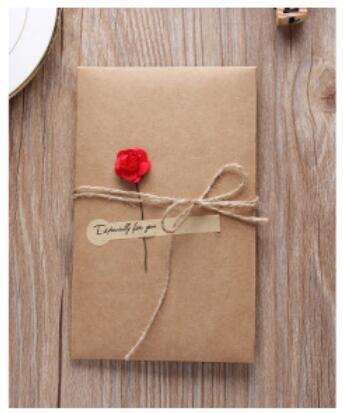 10 stuks/ diy kraftpapier handgemaakte gedroogde bloemen uitnodigingsgroetkaart met envelop kerst bruiloft verjaardag bedankjes kaarten: Rode roos groot
