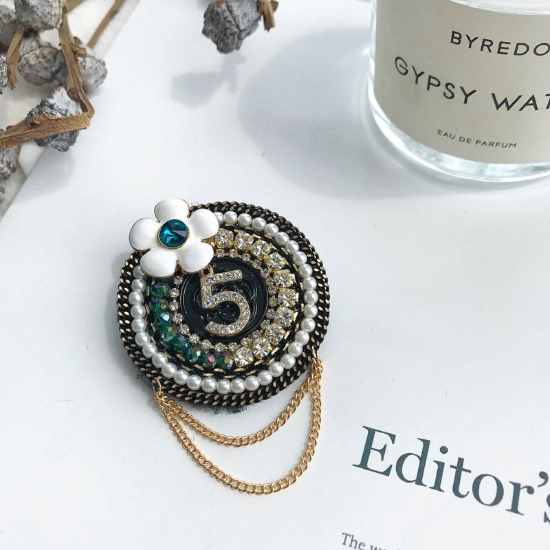 Beroemde Luxe Parel Broche Sieraden Bloemen Reversspeldjes 5 Parels Broches Boog Stof Sieraden Voor Vrouwen