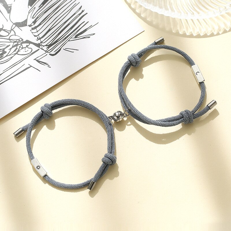 2 teile/satz Sonne Mond Paar Armbänder verrotten Schnur Freundschaft Schmuck Magnetische Glocken Perlen Einstellbare Seil Armbinde Handgemachten Schmuck: Mond grau