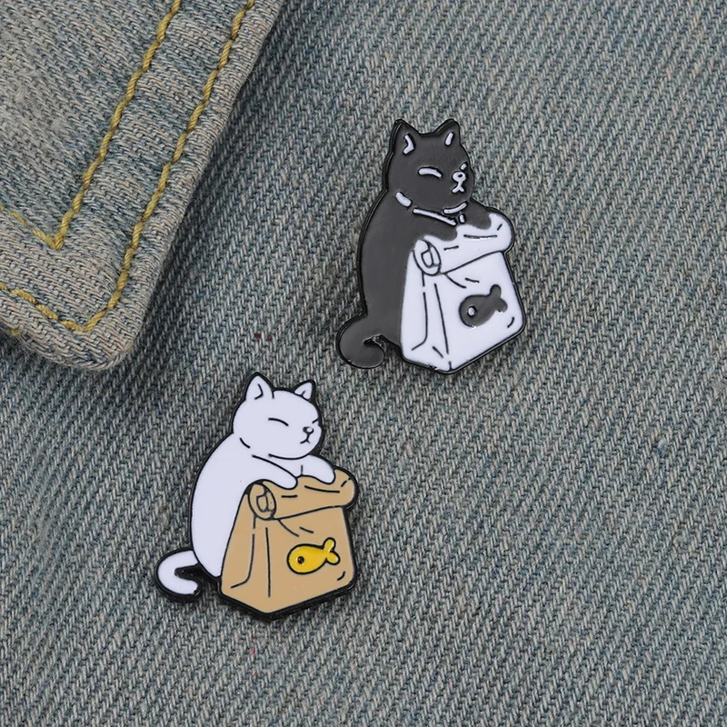 Leuke Zwart Witte Katten Emaille Pins Vis Broches Cartoon Dier Badges Denim Revers Metalen Pin voor Kinderen Vrouwen Tassen Rugzak Kleding