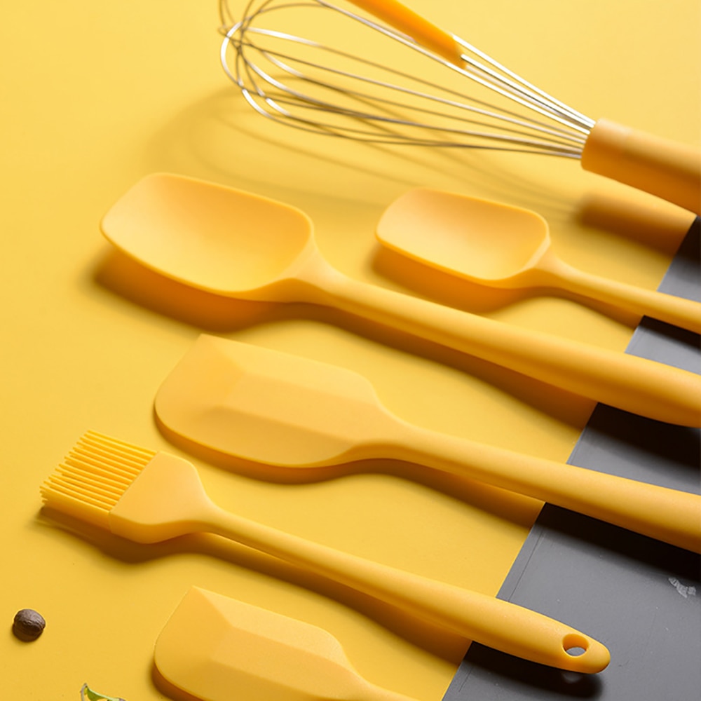 Herramientas para hornear juego de utensilios de cocina de silicona, pinzas cepillo raspador batidor de huevos accesorios de cocina antiadherentes, herramientas de cocina amarillo
