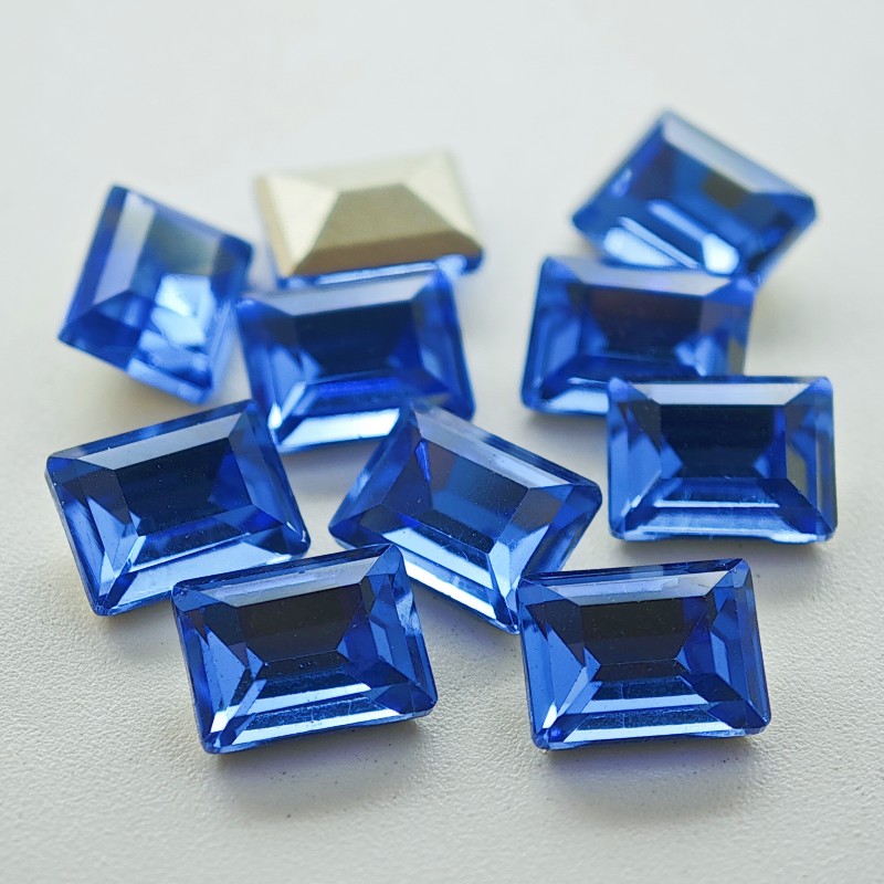 50 stuks 6x8mm rechthoekige haakse nagelaccessoires kleurrijke super glanzende K9 diamant puntige bodem onregelmatige nageldecoratie: licht kaki