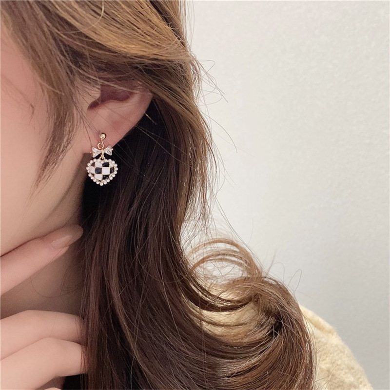 Chique oorbellen met geruite hartjes, asymmetrische oorbellen met ruitpatroon, oorbellen met berenhartjes en strass-steentjes, oorbellen ingelegd met parels