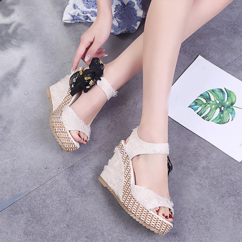 Damen Keil Offene spitze Kurze Plüsch Sandalen Sommer Schuhe Neue Frau Gemischt Farbe Knöchel Gurt Plattform Schuh Weibliche Sandale