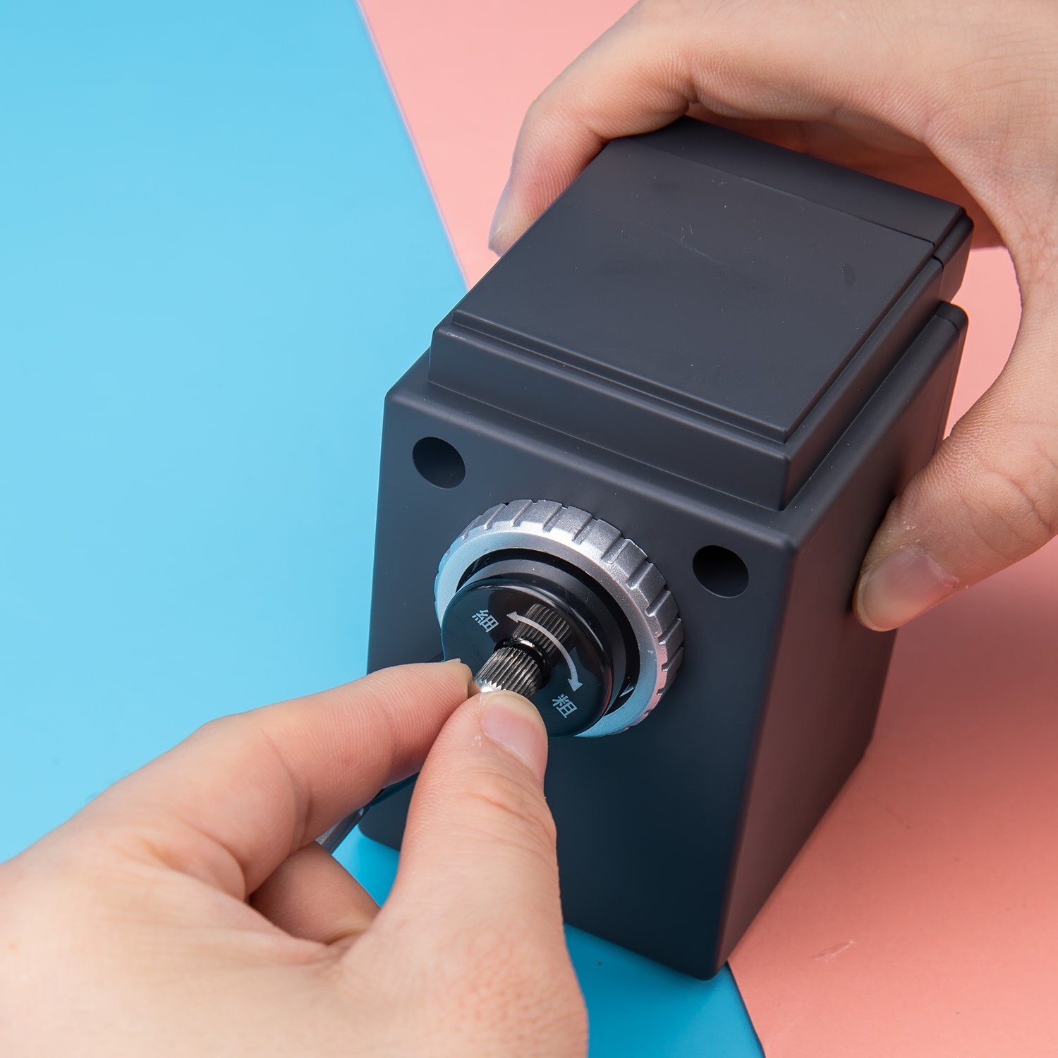 Deli Rotary pencil sharpener pencil cutter Camera cute sharpener knife smooth sharpening school accessories 0668