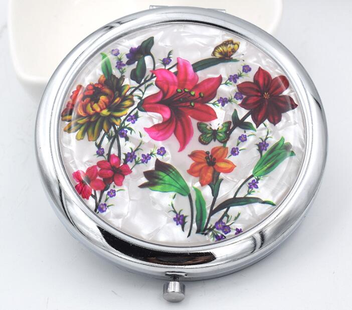 1 pcs Mini Make-Up Compacte Pocket Spiegel Bloem Vlinder Metalen Draagbare Twee-side Folding Make-Up Spiegel Vintage Cosmetische Spiegels