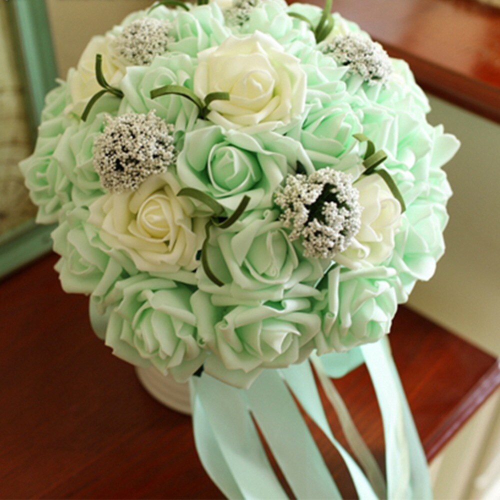 Panna młoda trzyma kwiaty, nowy nabytek romantyczny ślub kolorowy bukiet panny młodej, czerwony różowy niebieski i fioletowy bukiety ślubne \ fioletowy