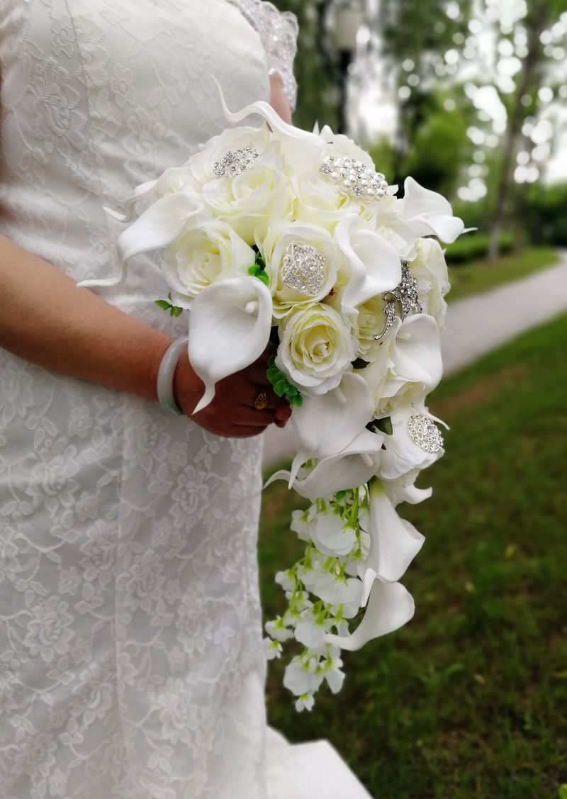 Cascading Wedding Flowers Bride Bouquet White Roses Artificial Pearls Calla Lilies Wedding Decoration