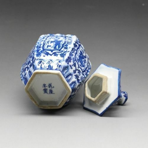 Exquisite Old Chinese blue and white porcelain dragon porcelain POTS W qianlong mark YR