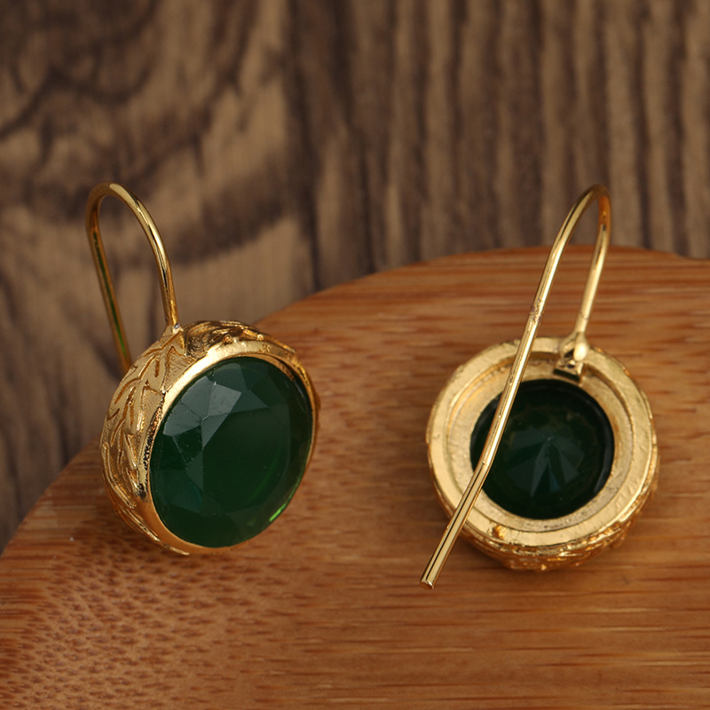 Trendy gouden oorbellen met groene steen, unieke oorbellen voor dames, eenvoudige oorbellen met steentjes voor dagelijks gebruik.