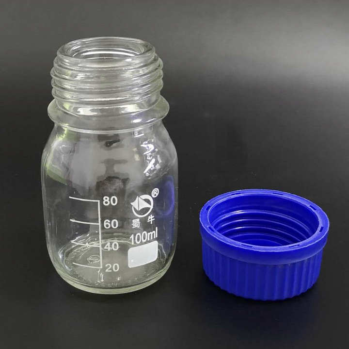 1 st 100ml glasflaska med blått plastskruvlock och skallinjer för laboratorietester/experimentglas