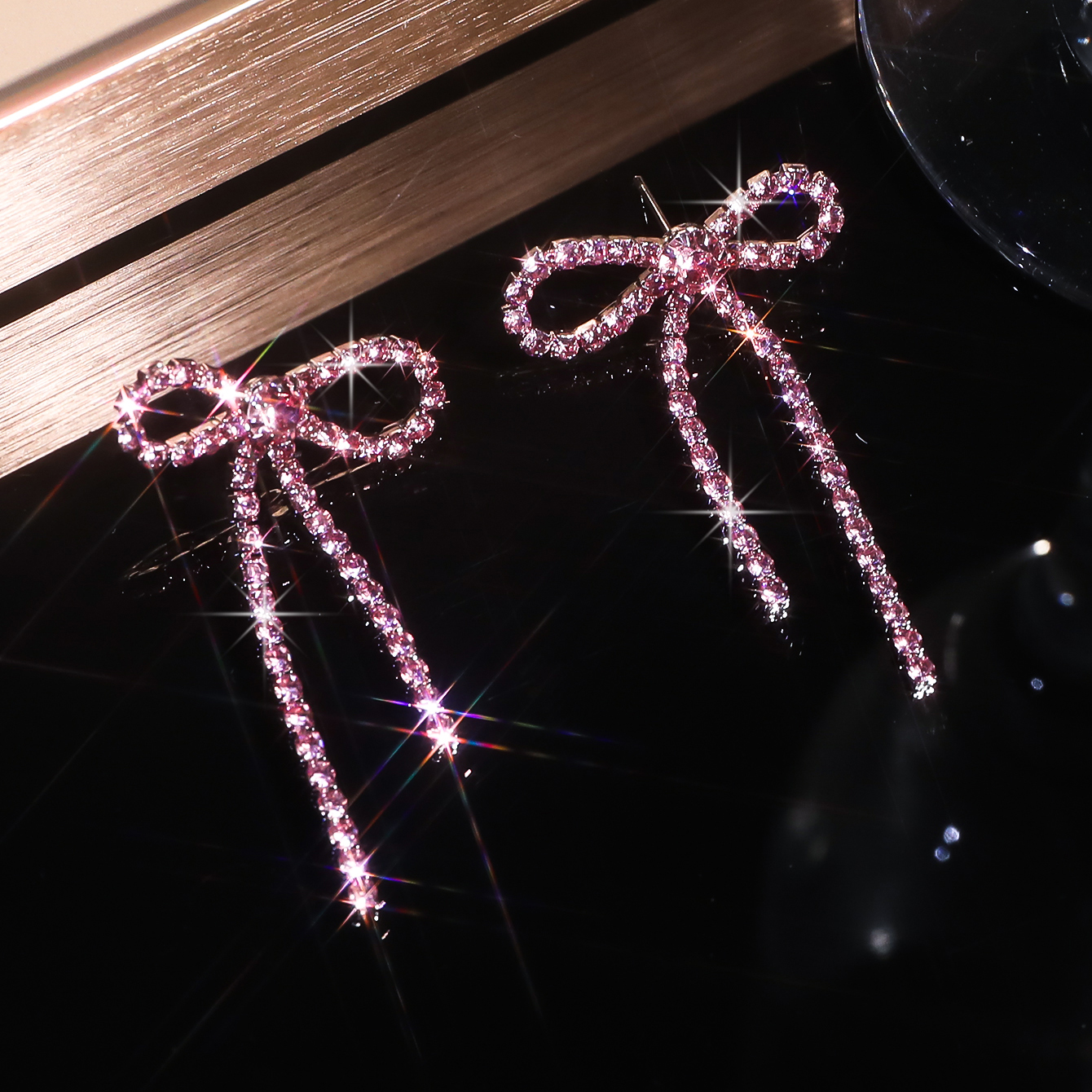 Kleurrijke strik oorbellen voor dames, oorbellen met strass steentjes, lange kwastjes, zwarte roestvrijstalen hangende oorbellen, schattige sprankelende sieraden: Antiek koper verguld